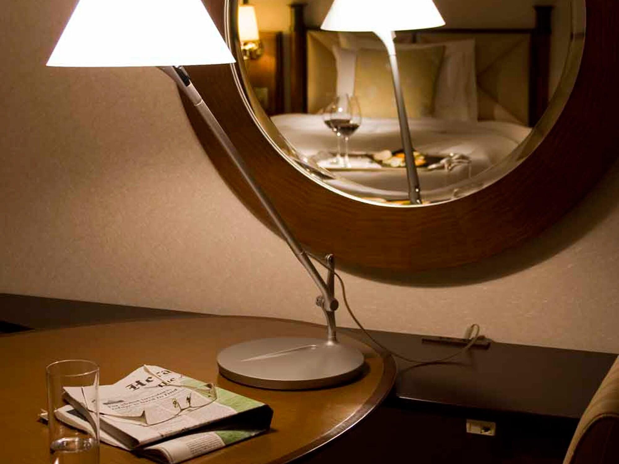 Miyako Hotel Gifu Nagaragawa Exteriör bild A table lamp