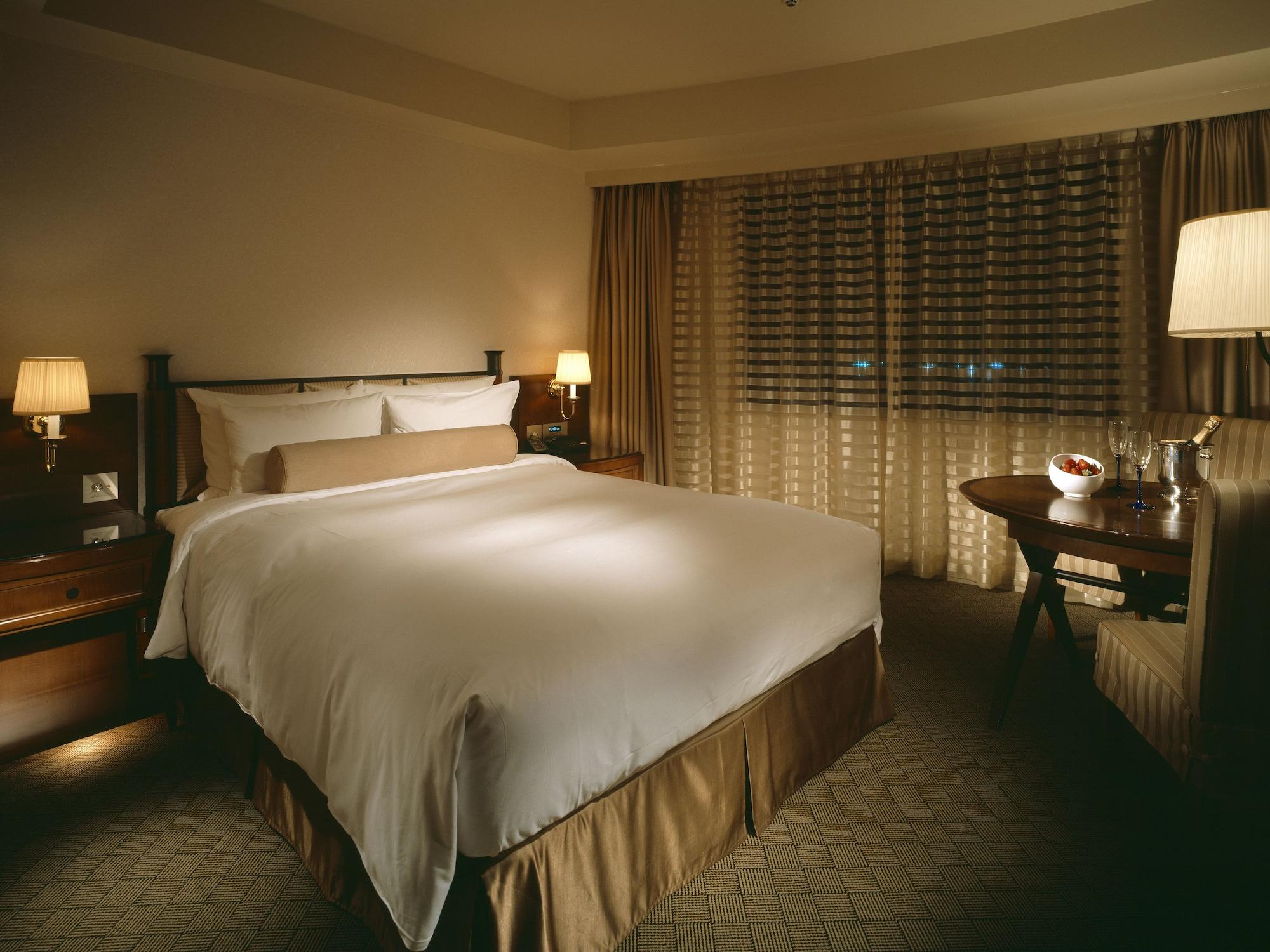 Miyako Hotel Gifu Nagaragawa Exteriör bild A bedroom at the Mandarin Oriental, Hong Kong