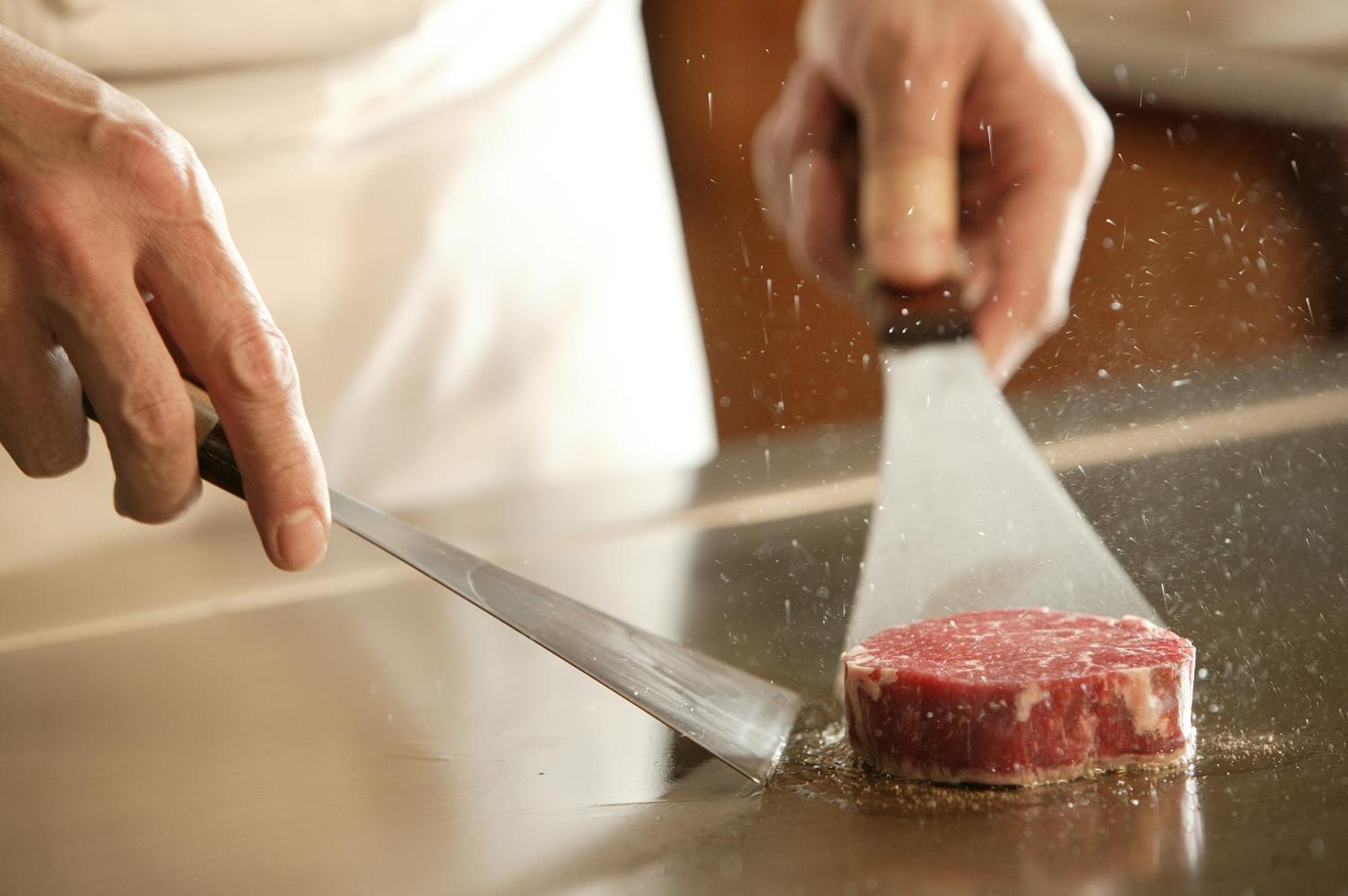 Miyako Hotel Gifu Nagaragawa Exteriör bild A chef seasoning a steak