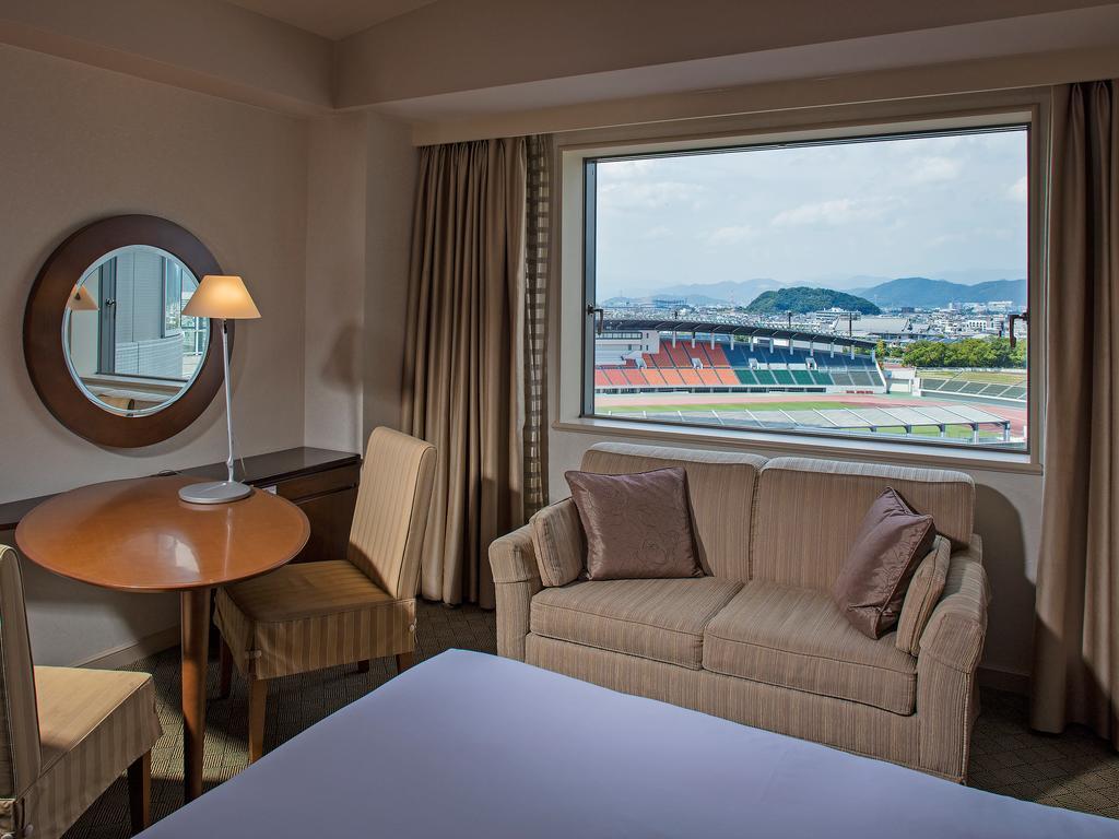 Miyako Hotel Gifu Nagaragawa Exteriör bild A room at the hotel